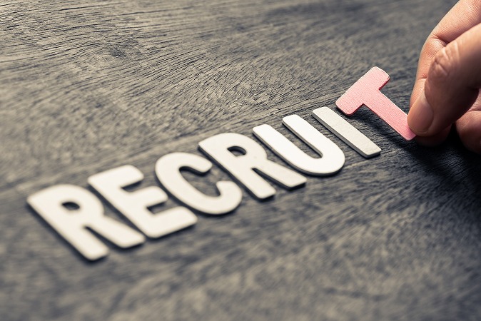 リクルート・赤のT