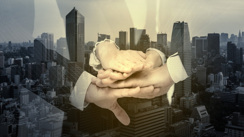 手を重ね合う人たち