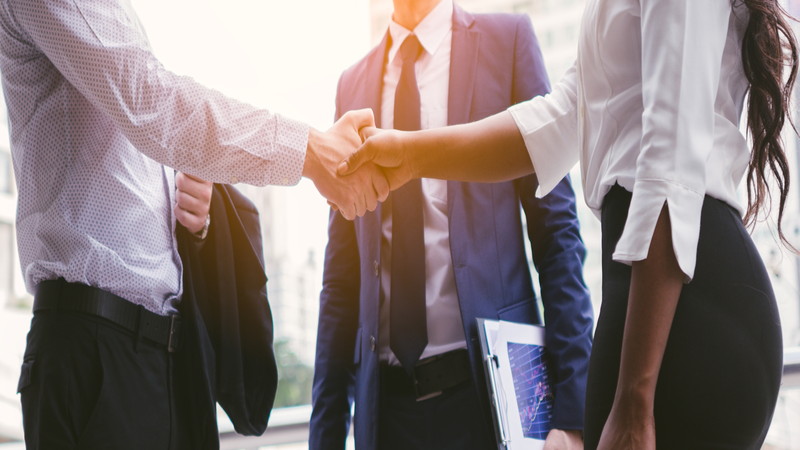 握手するビジネスマン