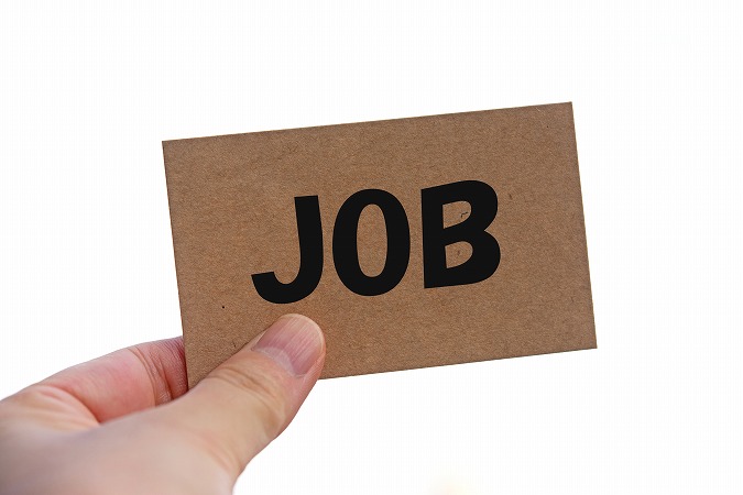 木の上にJOBの文字