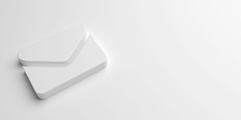 白背景とメールのオブジェ