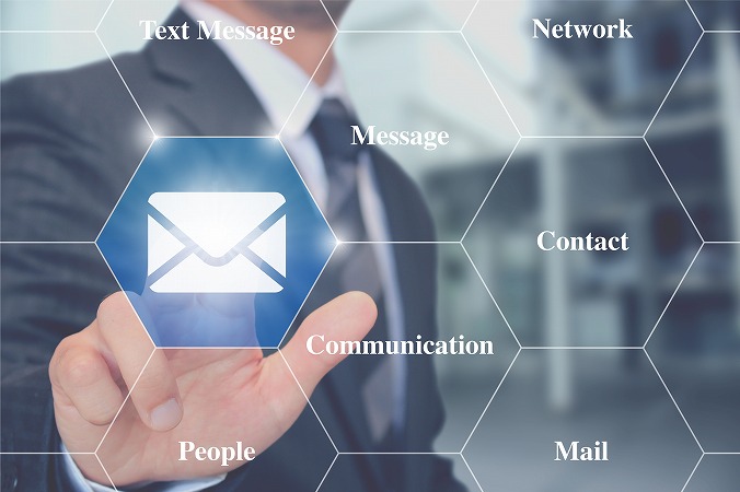 メールマークに触れる人