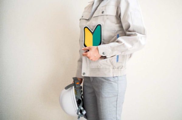 初心者マークを持つ作業着男性